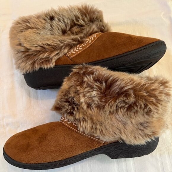 ISOTONER Faux Fur Ankle Booties Memory Foam Size 7.5-8 Indoor/Outdoor-NWOB - Picture 1 of 11